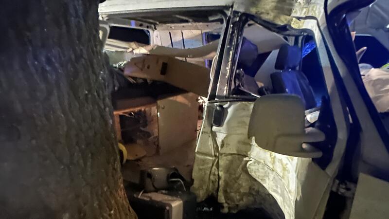 Bulli-Fahrer prallt in Harsefeld gegen Baum – schwer verletzt Das Fahrzeug wurde laut Feuerwehr an der Seite aufgerissen.