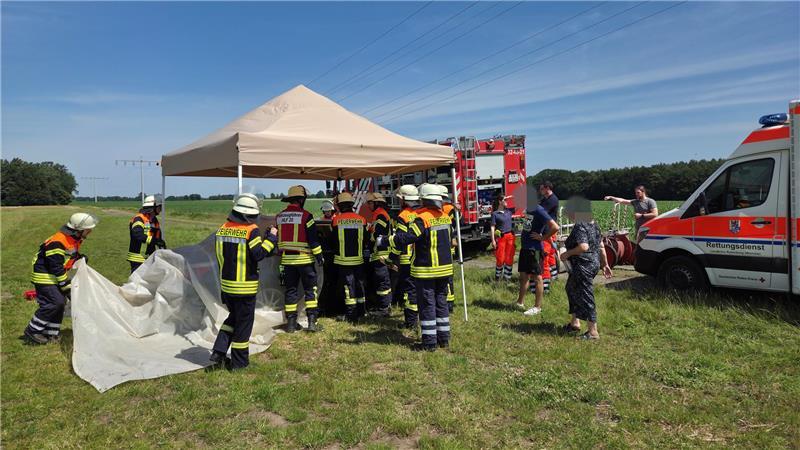 Das Fahrzeug wurde mittels Decken und einem Pavillon vor der Sonneneinstrahlung geschützt.