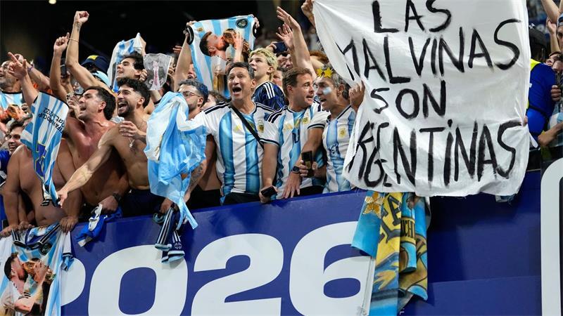„Episch?“: Argentiniens Comeback-Könige fordern Spanien Das Falkland-Banner im argentinischen Fanblock.