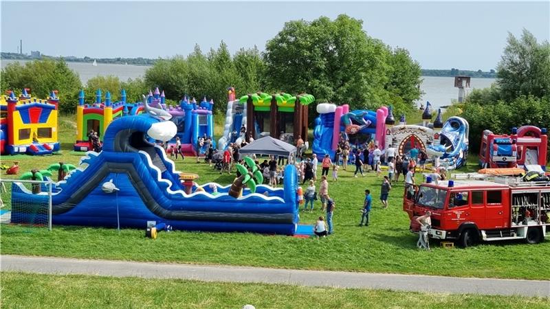 Das Familienfest „Krautsand hüpft und rockt“ mit 13 Hüpfburgen und zwei Live-Bands lockte am Sonntag nach Veranstalterangaben mehr als 3000 Besucher auf die Insel. Foto: privat