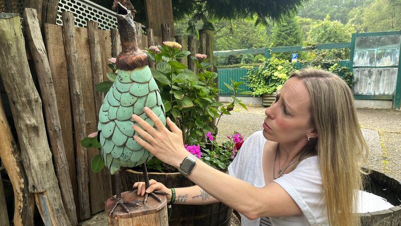 Darum zieht es Hamburg-Touristen in dieses Agathenburger Atelier Das Federkleid des Vogels ist komplett aus dem beliebten Patinakupfer gefertigt.
