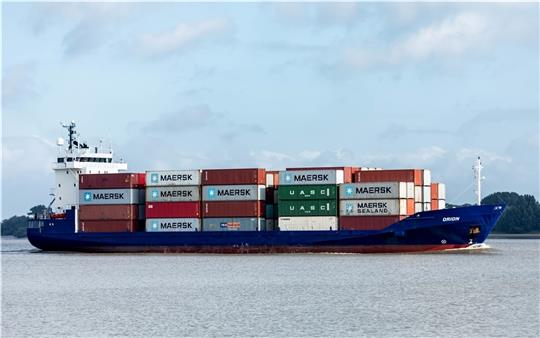Das Feederschiff „Orion“ gehört zur niederländischen Reederei Visser Shipping. Foto: Löffler