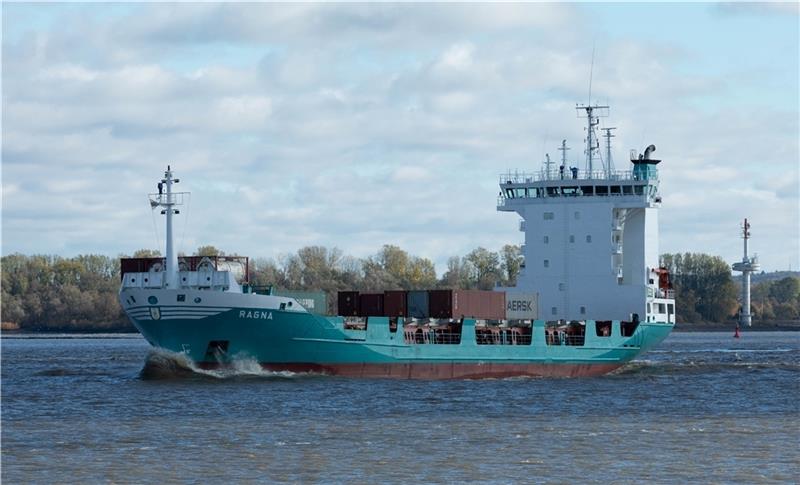 Das Feederschiff „Ragna“ wurde in Neuenfelde gebaut und gehört zum Portfolio der in Drochtersen ansässigen Jürgen Ohle Reederei. Foto: Löffler