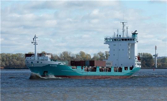 Das Feederschiff „Ragna“ wurde in Neuenfelde gebaut und gehört zum Portfolio der in Drochtersen ansässigen Jürgen Ohle Reederei. Foto: Löffler