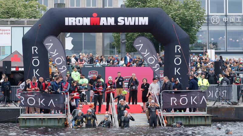 Ironman in Hamburg: Bleymehl wird Dritte und löst WM-Ticket Das Feld bereitet sich auf den Start vor.