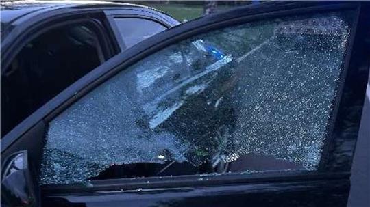 Das Fenster auf der Fahrerseite des Ford zersplitterte.