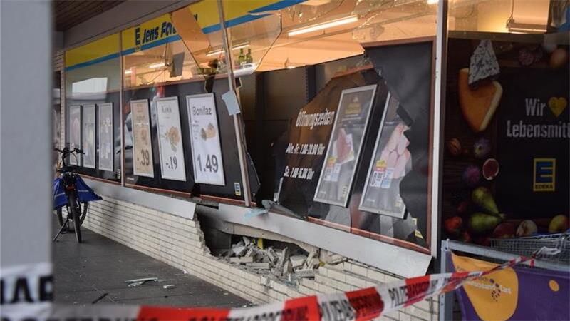 Das Fenster und die Mauer eines Edeka-Marktes wurden im Dezember 2022 bei einem ähnlichen Unfall stark beschädigt.