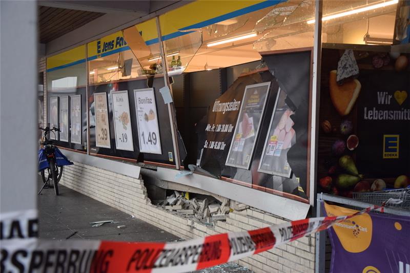 Das Fenster und die Mauer wurden beim Unfall stark beschädigt. Foto: Battmer