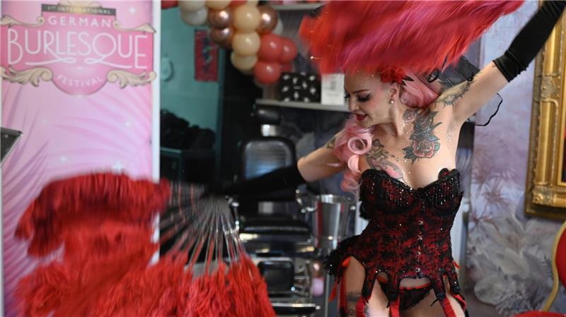 Fans können in Hamburg in die Welt des Burlesque eintauchen Das Festival zeigt verschiedenen Burlesque-Kunstformen.
