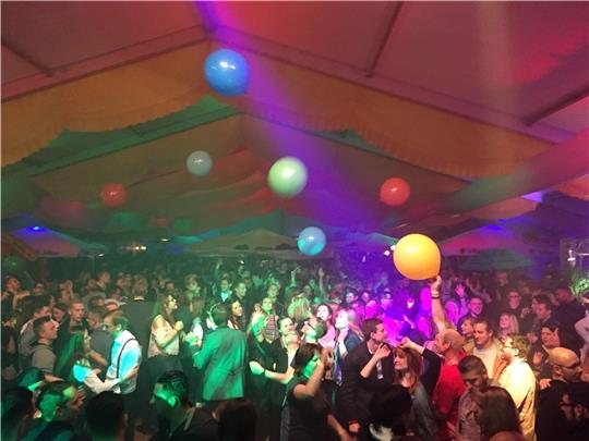 Das Festzelt in Wiepenkathen bietet wohl die größte Party für den Tanz in den Mai. Foto: Archiv