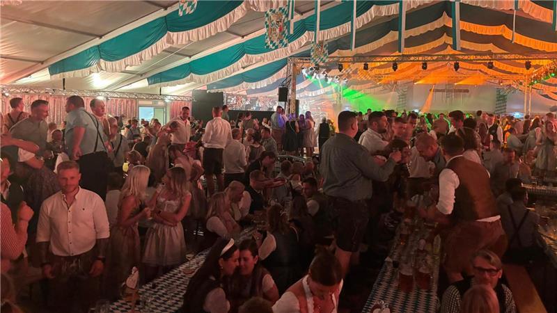 Das Dorf bebt: Revenahe feiert sein Oktoberfest mit Bier und Herzblut Das Festzelt ist in weiß-blaue Deko getaucht.