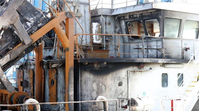 Das Feuer am Heck des Tankschiffes „Annika“ hat auch Teile des Schiffsaufbaus zerstört.