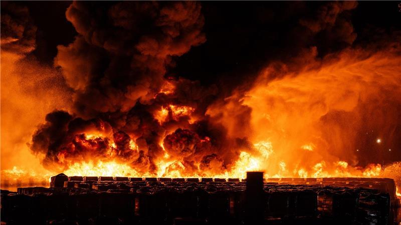 Das Feuer brach auf dem Gelände einer Firma aus, die Kunststoff verarbeitet.