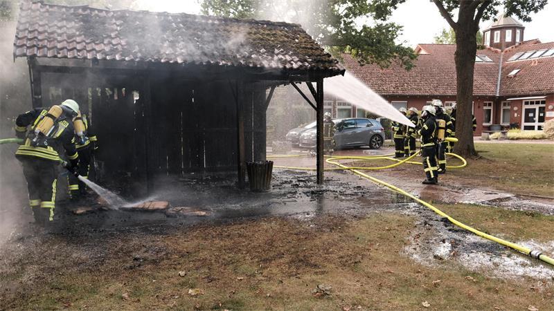 Schuppen in Oldendorf steht in Flammen – Feuer gibt Rätsel auf Das Feuer brach auf der Rückseite des Oldendorfer Bürgerhauses aus.