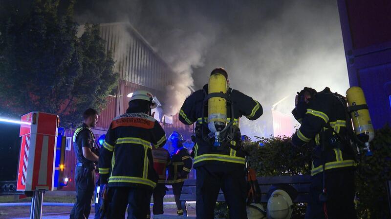 Zwei Verletzte bei Brand in Hamburger Flüchtlingsheim Das Feuer brach im ersten Obergeschoss der Unterkunft aus.