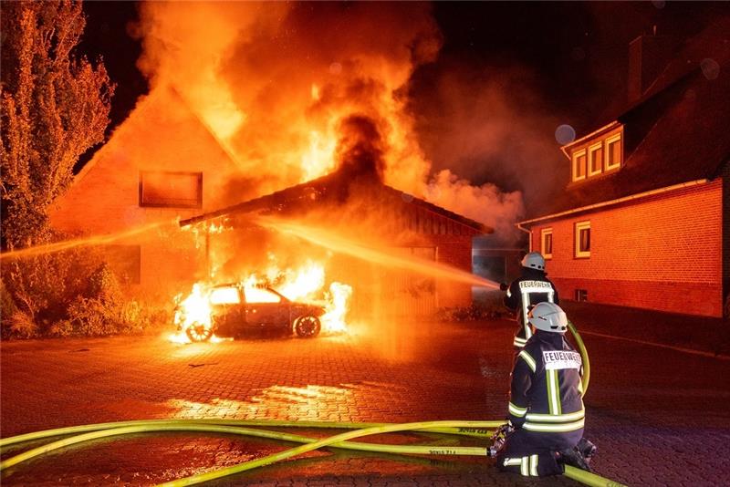 Das Feuer breitete sich gegen 3.45 Uhr in der Nacht zum Sonntag vom Carport auf das Wohnhaus aus. Foto: JOTO