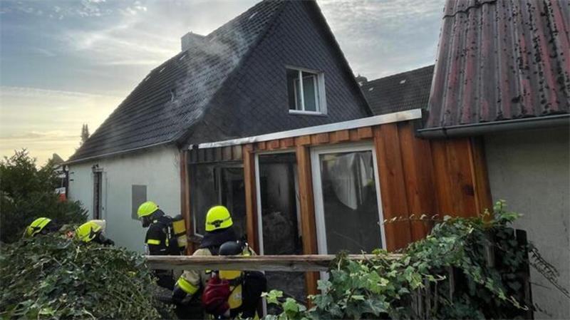 Feuer in Cuxhaven: Flammen kommen gefährlich nah an weiteres Gebäude Das Feuer greift auf ein kleines Häuschen über, das einem Wintergarten ähnelt.