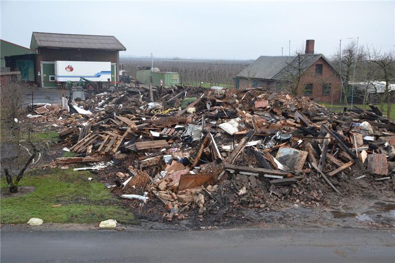Das Feuer hat das Wohnhaus in Mittelnkirchen komplett zerstört. Foto Tiemann