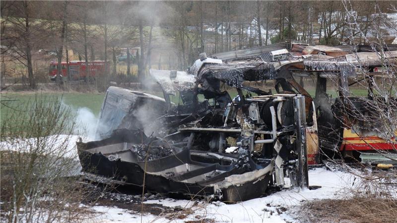 Das Feuer hat die Fahrzeuge zerstört.