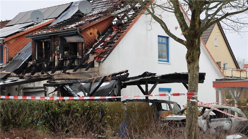 Das Feuer hat großen Schaden angerichtet: Mitten in der Nacht fingen mehrere Autos, das Carport und das Wohnhaus in der Straße Hinter der Bahn in Zeven Feuer.