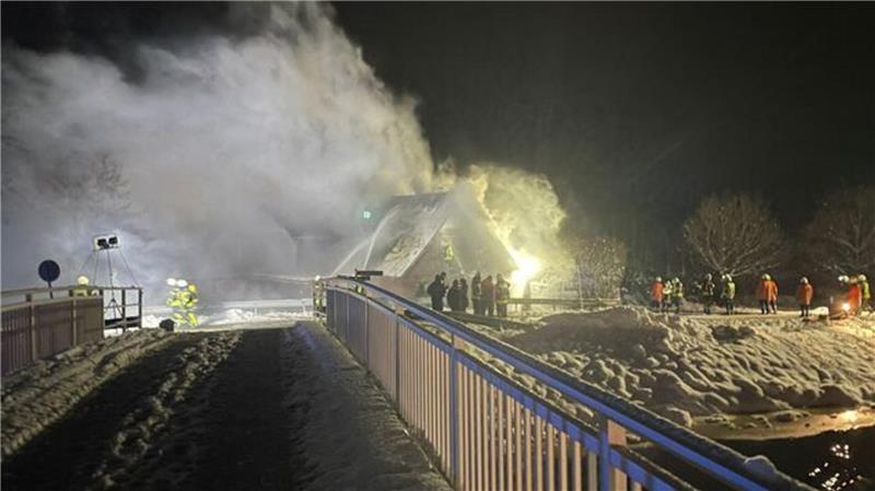 Großbrand zerstört Wohnhaus und Scheune – 200.000 Euro Schaden Das Feuer im Heizungsraum fraß sich innerhalb kurzer Zeit durch die Decke und griff auf den darüber liegenden Heuboden über