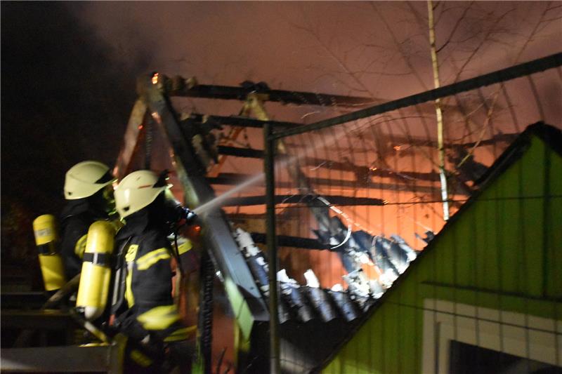 Das Feuer in dem Gewächshaus in Harsefeld ist unter Kontrolle. Foto: Vasel