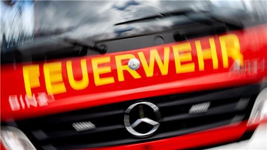 Das Feuer in einem Fachwerkwohnhaus hat in Bremen zu einem Großeinsatz der Feuerwehr geführt. (Symbolbild)