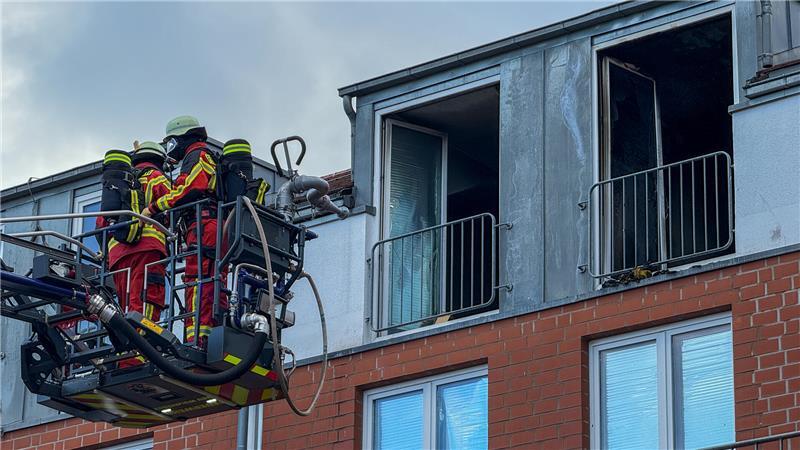 Das Feuer ist im Obergeschoss einer Flüchtlingsunterkunft am Marktplatz in Neu Wulmstorf ausgebrochen.