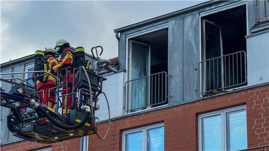 Das Feuer ist im Obergeschoss einer Flüchtlingsunterkunft am Marktplatz in Neu Wulmstorf ausgebrochen.