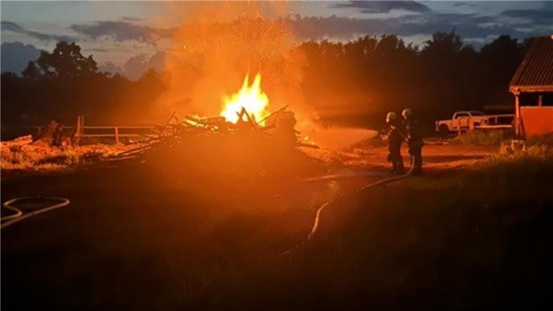 Feuer auf einer Fläche in Wischhafen. 