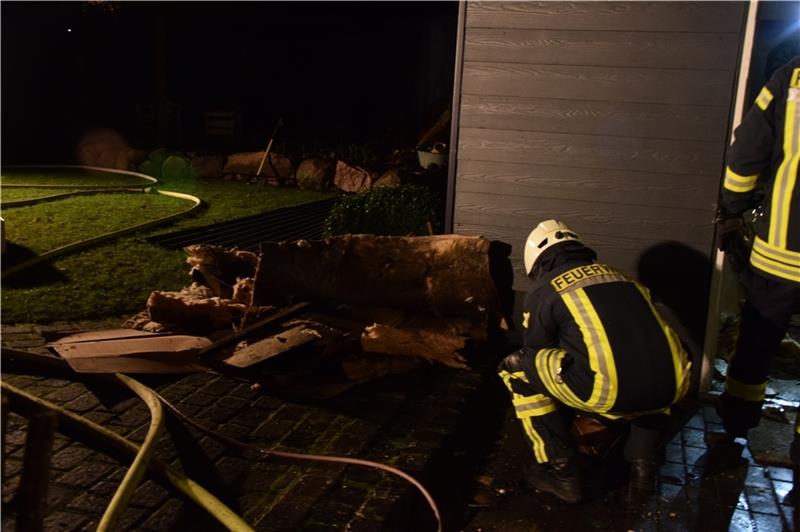 Feuer in Werkstatt in Ahlerstedt – Anwohner retten Kaninchen Das Feuer kam aus der Zwischendecke, auch Kartons am Boden brannten. Foto: Battmer
