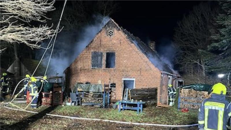 Das Feuer soll im Dachgeschoss ausgebrochen sein.