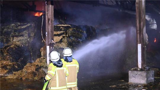 Das Feuer vernichtete das Stroh auf dem Bauernhof in Stade-Hagen, 150 Einsatzkräfte verhinderten ein Ausbreiten des Brandes.