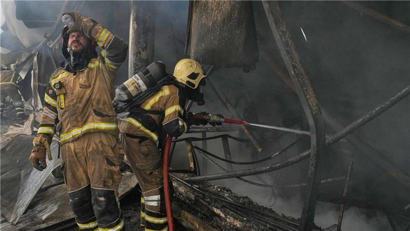 Das Feuer war Medien zufolge am Dienstag in einer 2.000 Quadratmeter großen Markthalle ausgebrochen.