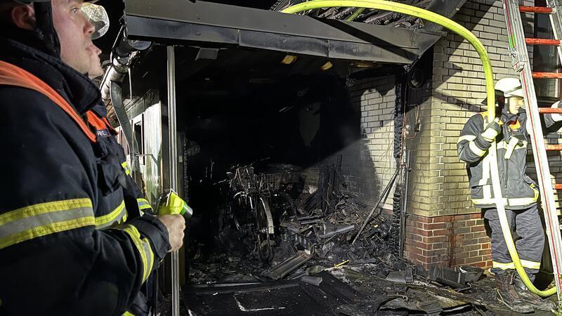 Das Feuer war im Bereich des Fahrradschuppens ausgebrochen und auf das Haus übergesprungen.
