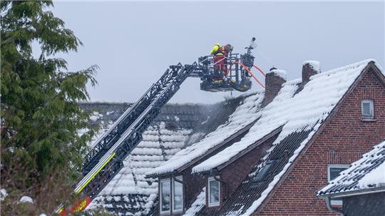 Das Feuer war im Obergeschoss eines Mehrfamilienhauses in Elstorf (Kreis Harburg) ausgebrochen.