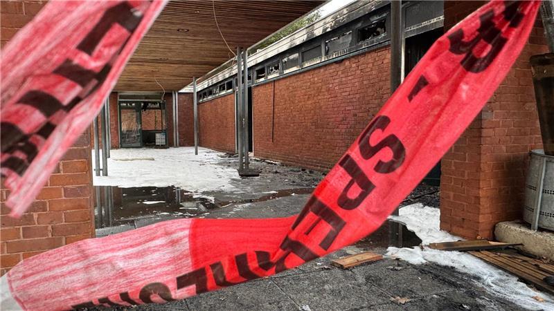 13-Jähriger nach Brand an Grundschule unter Verdacht Das Feuer zerstörte Teile des Flurbereiches der Grundschule. (Archivbild)