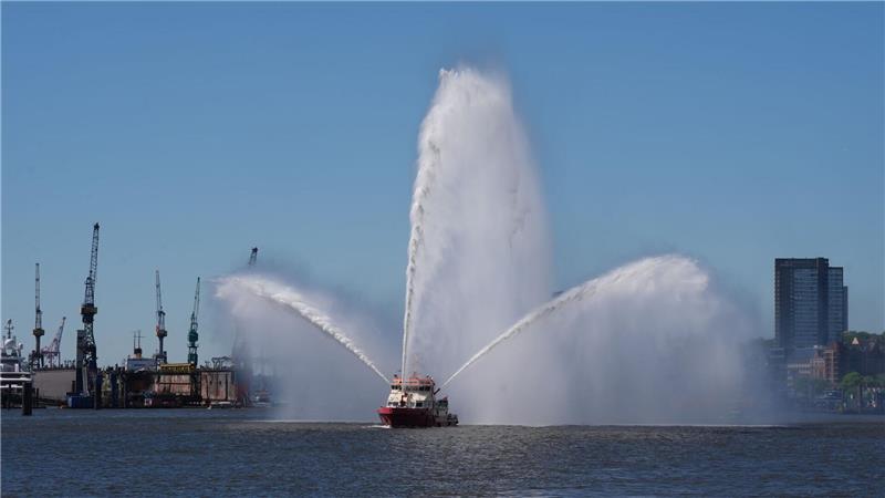 Das Feuerlöschboot „Branddirektor Westphal“ fuhr der Einlaufparade voraus. 