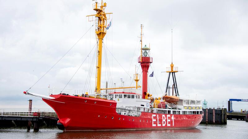 Das Feuerschiff „Elbe 1“, auch bekannt als „Bürgermeister O‘Swald II“, liegt im Hafengebiet am Anleger Alte Liebe.
