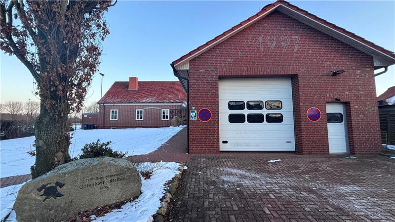 Das Feuerwehrhaus in Ottendorf rechts im Bild. Angrenzend ist das alte Schulgebäude zu sehen.