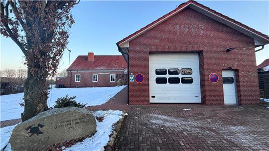 Das Feuerwehrhaus in Ottendorf rechts im Bild. Angrenzend ist das alte Schulgebäude zu sehen.