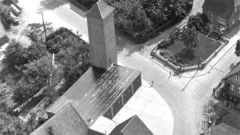 Neue Aufgabe für Harsefelds Turm: Was sich hinter den Mauern verbirgt Das Feuerwehrhaus samt Schlauchturm von oben Anfang der 1950er Jahre.