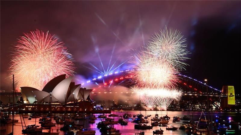 Trauben, Tiere und Trinkspiele: Silvesterbräuche weltweit Das Feuerwerk über dem Hafen von Sydney ist weltbekannt (Archivbild).