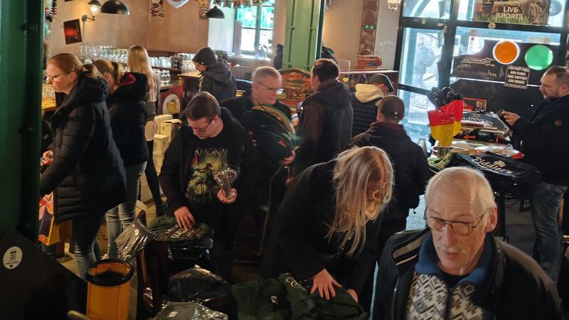 Das „Fiddler’s" schließt. Die Freunde des beliebten Stader Irish Pubs ließen es sich am Sonnabend nicht nehmen, auf dem Ausverkauf-Markt das eine oder andere Stück Erinnerung an schöne Abende zu erwerben.