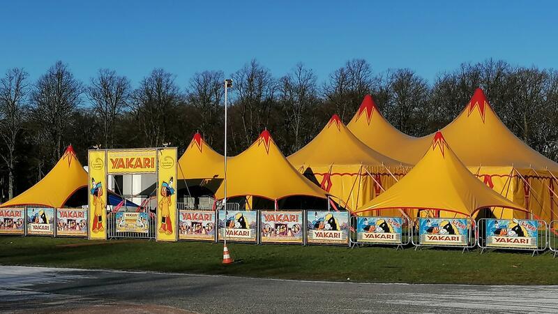 „Yakari und Kleiner Donner“ wird im Theaterzelt in Neukloster gespielt Das Figurenstück „Yakari und Kleiner Donner“ wird im Theaterzelt in Neukloster aufgeführt.