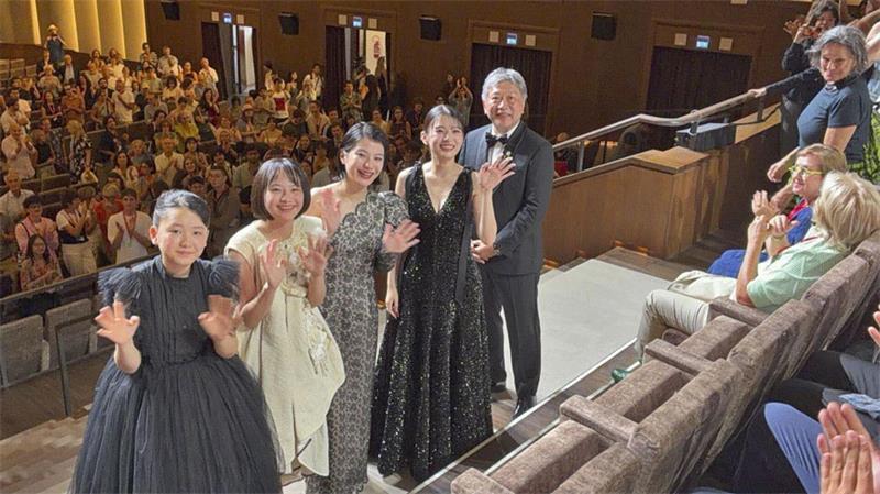Das Filmteam und Hirokazu Koreeda (r) im Festivalpalast.
