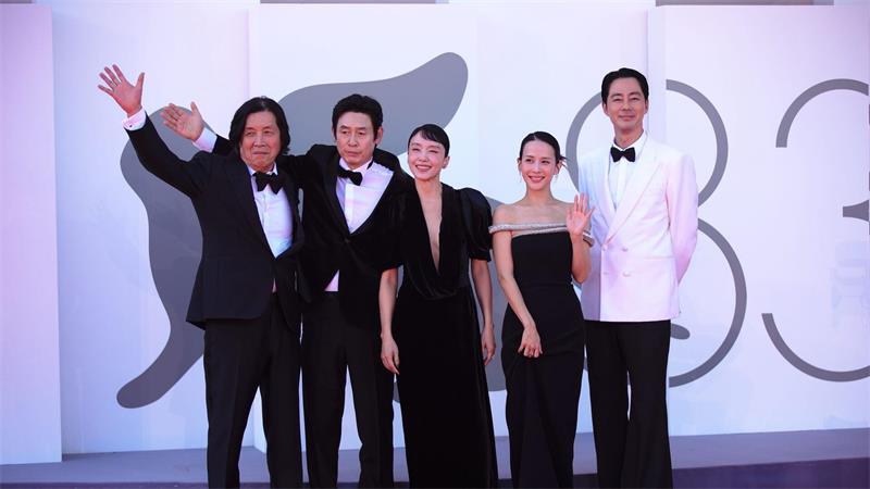 Das Filmteam von „Possible Love“. 