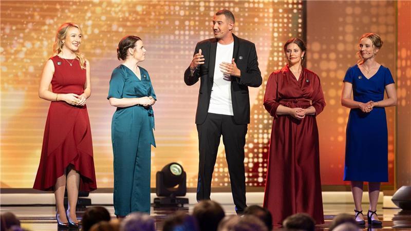 Trotz männlicher Konkurrenz: Anna Zenz ist 77. Weinkönigin Das Finale war ein spannendes Kopf-an-Kopf-Rennen.
