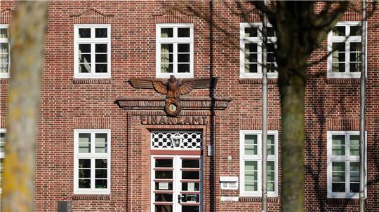 Das Finanzamt in Schleswig stammt aus der NS-Zeit.