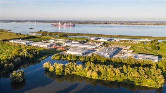 Das Firmengelände der Hatecke-Werft auf Krautsand. Das Unternehmen ist international erfolgreich und deshalb jetzt ausgezeichnet worden.